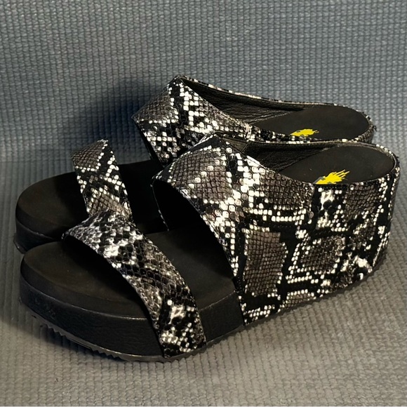 Volatile Women’s Justify Wedge Sandals Black Snake Print Size 7 - Picture 1 of 9